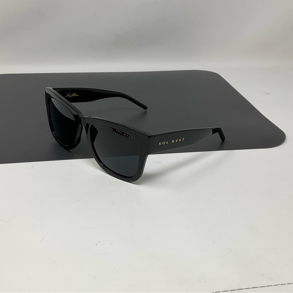 Sol Kyst oversized black Sunglasses main image 5